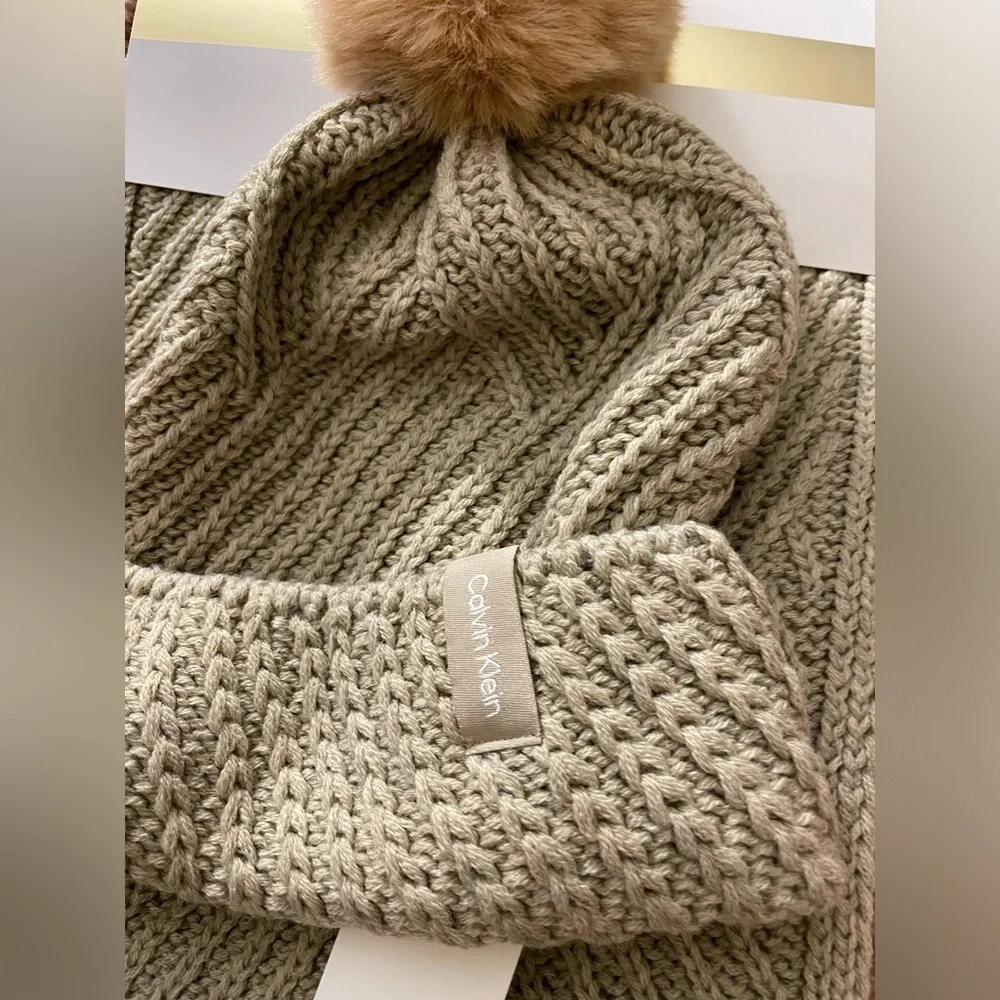 NWT Calvin Klein Knit Beanie and Scarf Gift Set